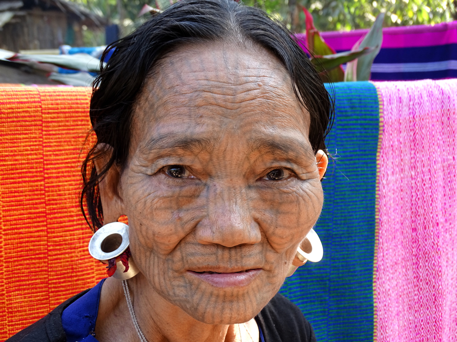 Mujeres de cara tatuada en Myanmar